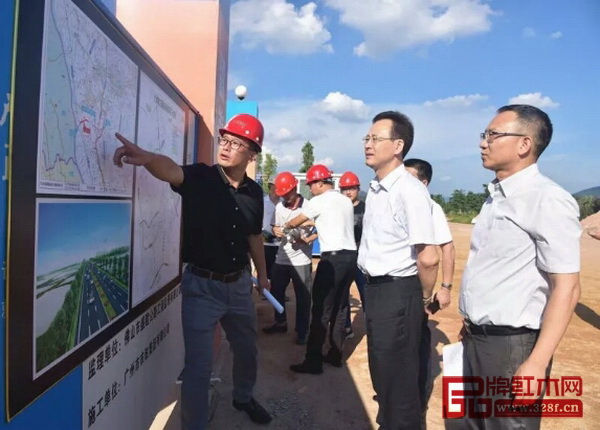 中山市市委常委、常務(wù)副市長楊文龍聽取該工程負(fù)責(zé)人對工程進度情況的匯報 中山市市委常委、常務(wù)副市長楊文龍聽取該工程負(fù)責(zé)人對工程進度情況的匯報