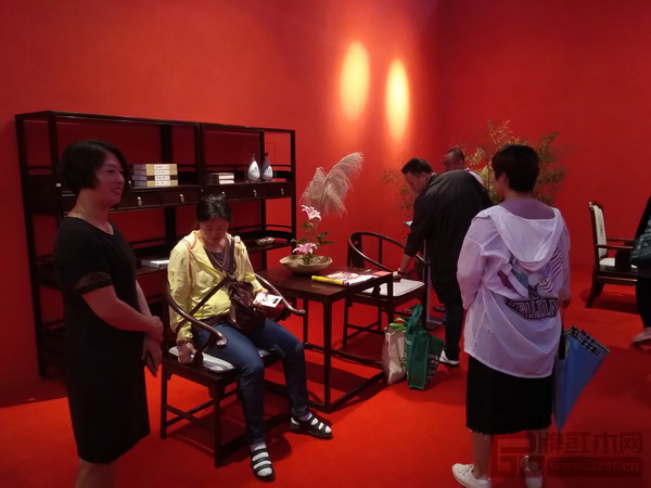 觀展商對(duì)明堂紅木家具贊賞不已