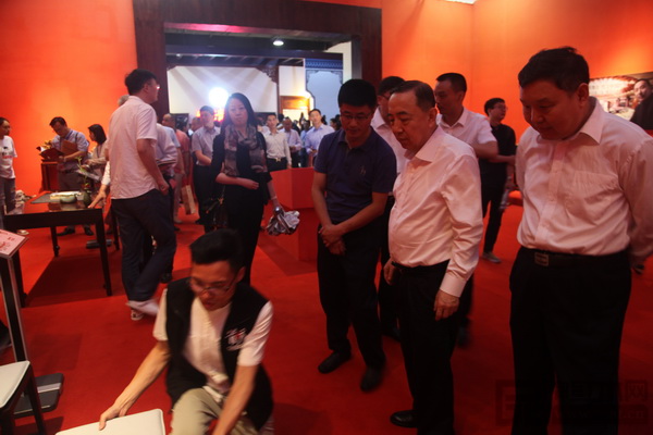 國家人力資源和社會(huì)保障部原黨組副書記、副部長楊志明（右二）等領(lǐng)導(dǎo)參觀明堂紅木展位