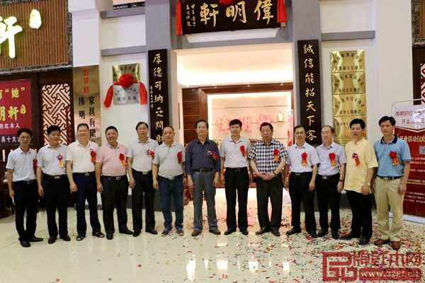 偉明軒紅木五華店“偉明軒”店面招牌的揭牌儀式 偉明軒紅木五華店“偉明軒”店面招牌的揭牌儀式