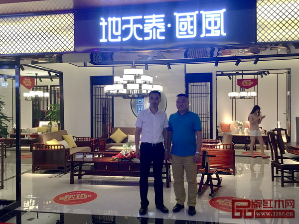 東陽(yáng)市副市長(zhǎng)蔣震雷（左）送上開業(yè)祝福并與董事長(zhǎng)許貴祿合影留念