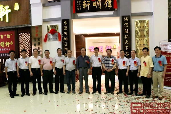 五華紅木家具協(xié)會執(zhí)行會長單位偉明軒紅木五華店揭牌儀式暨五華縣書法家協(xié)會創(chuàng)作基地揭牌儀式嘉賓合影留念
