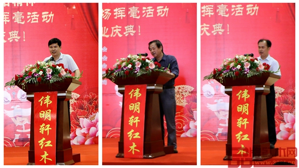 中國書法家協(xié)會理事、廣東省書法家協(xié)會副主席丘仕坤（左），中國硬筆書法協(xié)會名譽副主席、廣東省硬筆書法協(xié)會主席、著名書畫家劉胄人（中），五華縣文聯(lián)主席張漢章（右）分別上臺致辭講話