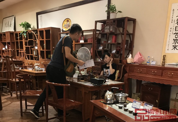 2018新中式紅木家具展組委會(huì)干事走到經(jīng)銷商家門口展開“面對(duì)面”宣傳推廣 2018新中式紅木家具展組委會(huì)干事走到經(jīng)銷商家門口展開“面對(duì)面”宣傳推廣