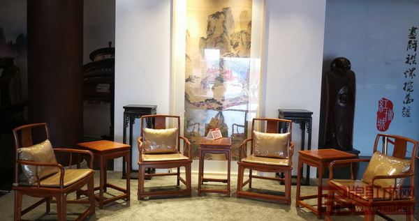 國(guó)家主席習(xí)近平與夫人彭麗媛在故宮寶蘊(yùn)樓迎接美國(guó)總統(tǒng)特朗普及夫人梅拉尼婭時(shí)落坐的家具——行之行《扇形面南官帽椅》