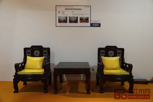 國(guó)家主席習(xí)近平在北京釣魚(yú)臺(tái)國(guó)賓館會(huì)見(jiàn)美國(guó)前總統(tǒng)奧巴馬、朝鮮國(guó)家領(lǐng)導(dǎo)人金正恩時(shí)落坐的家具——紅寶軒《國(guó)賓沙發(fā)》