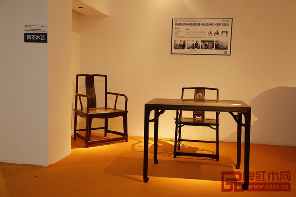 明式經(jīng)典代表作、中國(guó)傳統(tǒng)工藝大師李?lèi)?ài)金代表作、北京保利拍賣(mài)品——魯班木藝《四平卷珠足長(zhǎng)桌》、《背板云紋開(kāi)光南官帽椅》、《扇形南官帽椅》