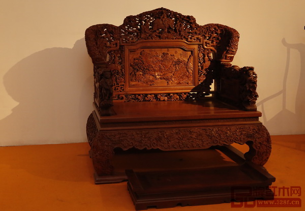 東陽(yáng)木雕代表作、中國(guó)傳統(tǒng)工藝大師杜承三經(jīng)典代表作表作、北京保利拍賣(mài)品——卓木王《中國(guó)夢(mèng)和諧寶座》