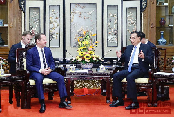 俄羅斯總理梅德韋杰夫（左）在釣魚臺養(yǎng)源齋落坐紅木家具 