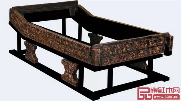 成都商業(yè)街古蜀開明王朝晚期王族船棺葬出土的漆床