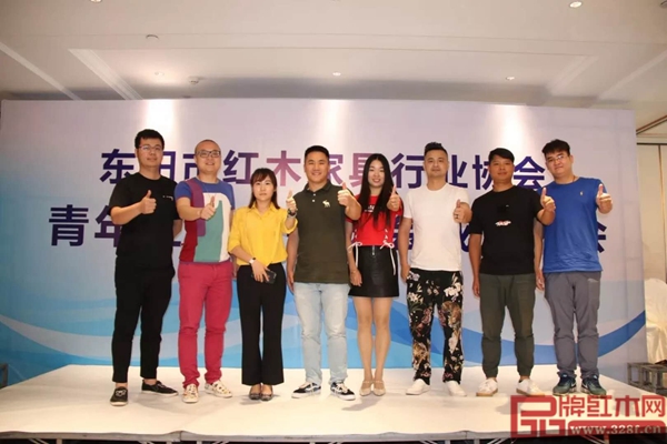 青年企業(yè)家委員會(huì)主任、副主任全體成員 從左到右依次為：金凱（品康歐式紅木）、杜長(zhǎng)江（卓木王紅木）、馬姣姣（御乾堂紅木）、王海洋（雙洋紅木）、周曉蘭（如藝軒紅木）、吳春飛（蘇陽(yáng)紅--東遇）、張拓（華夏一品）、陸勛（龍珍閣紅木）