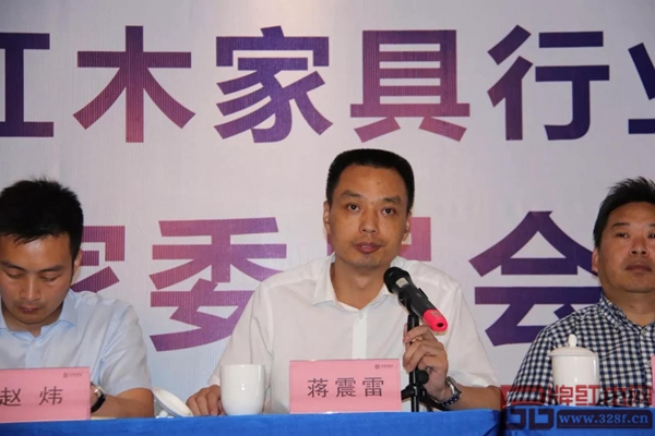 東陽(yáng)市人民政府副市長(zhǎng)蔣震雷在會(huì)上對(duì)青年企業(yè)家們提希望