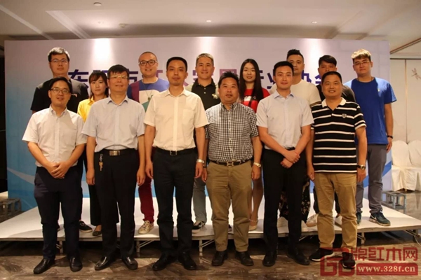 東陽(yáng)市人民政府副市長(zhǎng)蔣震雷（左三），市人民政府辦公室副主任張東方（右三），共青團(tuán)東陽(yáng)市委書(shū)記趙煒（右二），市市場(chǎng)監(jiān)督管理局副局長(zhǎng)、市木雕紅木產(chǎn)業(yè)管理辦公室副主任陸文獻(xiàn)（左二），東陽(yáng)日?qǐng)?bào)社副總編陳一點(diǎn)（左一），市紅木家具行業(yè)協(xié)會(huì)常務(wù)副會(huì)長(zhǎng)李忠信（右一）和青年企業(yè)家委員會(huì)主任、副主任合影