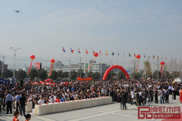 2014世界工藝文化節(jié)開幕式現(xiàn)場(chǎng)人頭攢動(dòng) 2014世界工藝文化節(jié)開幕式現(xiàn)場(chǎng)人頭攢動(dòng)