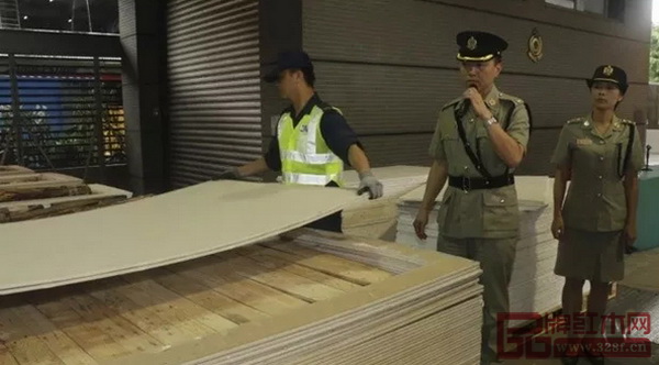 2018年6月5日,香港海關(guān)截獲5.7噸紫檀原木現(xiàn)場(chǎng)(圖片來源:HongKong Customs) 2018年6月5日,香港海關(guān)截獲5.7噸紫檀原木現(xiàn)場(chǎng)(圖片來源:HongKong Customs)