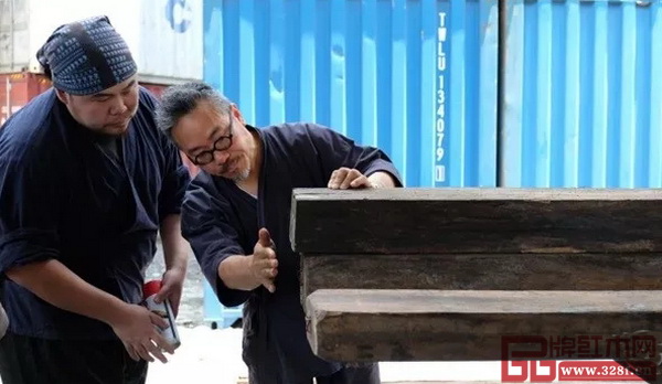 何兆基(右)與林昆佑在物流中心堆放著大量紅木木材的船運(yùn)貨柜旁挑選木材(圖片來源:南華早報(bào)) 何兆基(右)與林昆佑在物流中心堆放著大量紅木木材的船運(yùn)貨柜旁挑選木材(圖片來源:南華早報(bào))