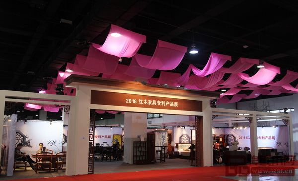 第二屆東陽(yáng)紅博會(huì)舉辦了獨(dú)具特色的2016紅木家具專利產(chǎn)品展，成為展會(huì)一大亮點(diǎn)
