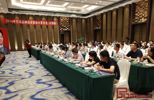 現(xiàn)場(chǎng)參會(huì)人員認(rèn)真做筆記，拍照做記錄