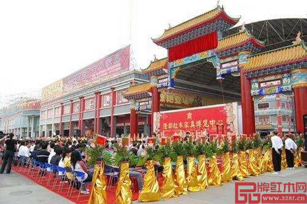 隆都紅木博覽中心文化底蘊深厚,是我國目前經(jīng)營規(guī)模最大的紅木家具專業(yè)市場 隆都紅木博覽中心文化底蘊深厚,是我國目前經(jīng)營規(guī)模最大的紅木家具專業(yè)市場