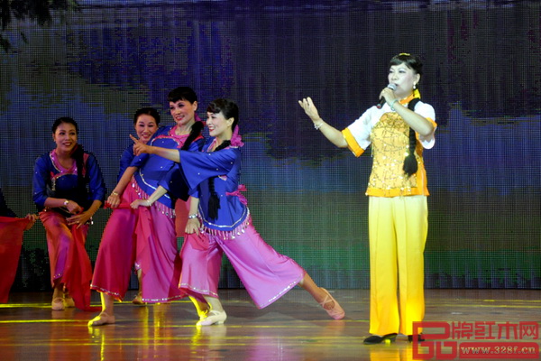 洋溢著中山特色風情的咸水歌,與觀眾共同唱響悠悠漁歌的詠嘆調(diào) 洋溢著中山特色風情的咸水歌,與觀眾共同唱響悠悠漁歌的詠嘆調(diào)