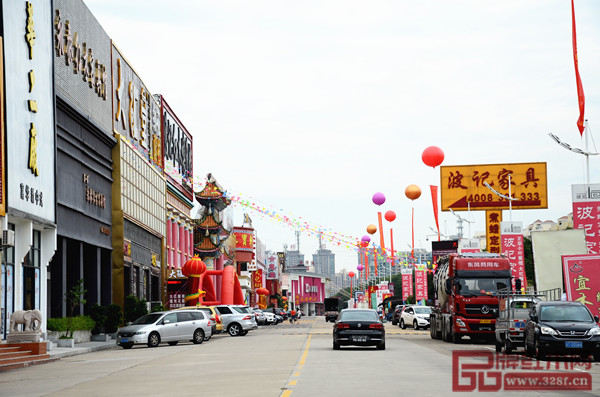 隆都紅木博覽中心車流如注,熱鬧非凡 隆都紅木博覽中心車流如注,熱鬧非凡