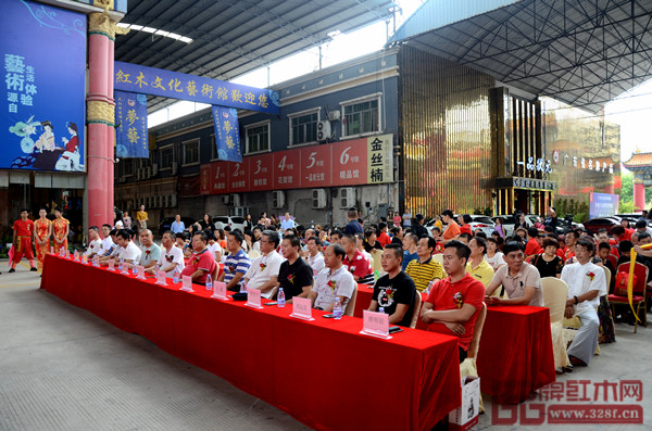 隆都紅木端午文化節(jié)開(kāi)幕式現(xiàn)場(chǎng)吸引了眾多領(lǐng)導(dǎo)嘉賓出席 隆都紅木端午文化節(jié)開(kāi)幕式現(xiàn)場(chǎng)吸引了眾多領(lǐng)導(dǎo)嘉賓出席