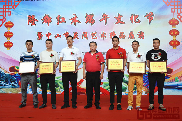 中山市民間文藝家協(xié)會(huì)主席李桂山(左四)為此次活動(dòng)特別支持單位——波記家具(右二)、鴻運(yùn)堂(右一)、大匯堂(左三)、中泓家具(左一)、唐明居(右三)、唐宋紅木(左二)企業(yè)代表頒發(fā)牌匾 中山市民間文藝家協(xié)會(huì)主席李桂山(左四)為此次活動(dòng)特別支持單位——波記家具(右二)、鴻運(yùn)堂(右一)、大匯堂(左三)、中泓家具(左一)、唐明居(右三)、唐宋紅木(左二)企業(yè)代表頒發(fā)牌匾