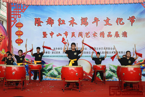 由民間藝術(shù)團(tuán)體帶來(lái)精彩紛呈的節(jié)目表演 