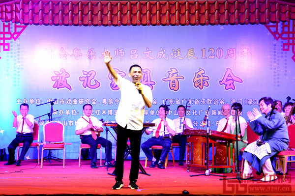 興之所至，波記家具董事長(zhǎng)伍建波高歌一曲，答謝來賓