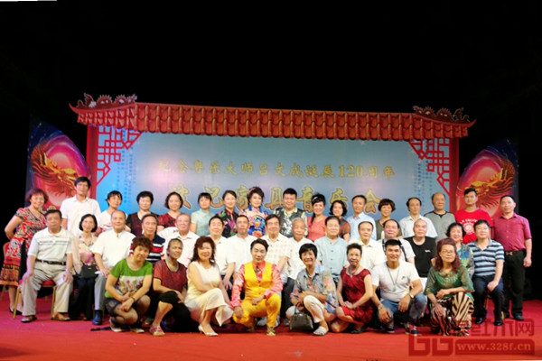 波記家具音樂會(huì)結(jié)束后，所有演出人員與領(lǐng)導(dǎo)嘉賓合影留念