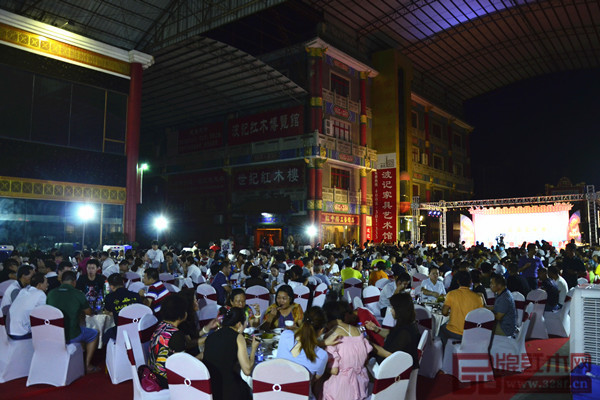 波記家具音樂會(huì)現(xiàn)場(chǎng)人聲鼎沸，熱鬧非凡