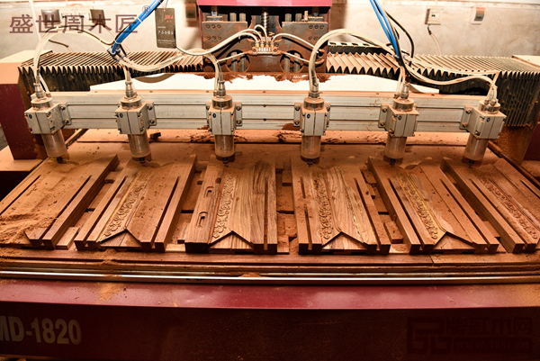 盛世周木匠數(shù)控化機(jī)械高效生產(chǎn)紅木家具構(gòu)件