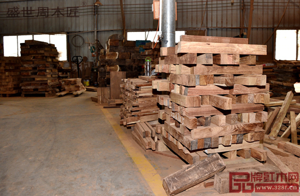 盛世周木匠擺放整齊的原木木材