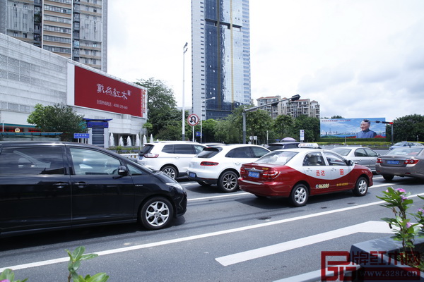 戴為紅木的廣告在深圳核心主要交通樞紐區(qū)無處不在,盡顯品牌實力 戴為紅木的廣告在深圳核心主要交通樞紐區(qū)無處不在,盡顯品牌實力
