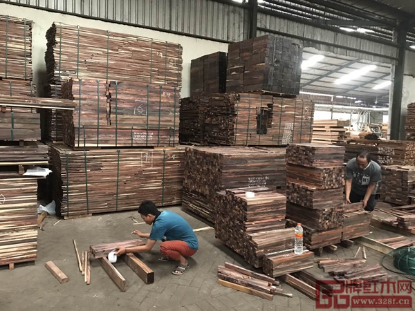 龍珍閣紅木 工人在印尼工廠整理闊葉黃檀板材 龍珍閣紅木 工人在印尼工廠整理闊葉黃檀板材