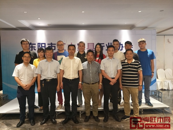  東陽市紅木家具行業(yè)協(xié)會青年企業(yè)家委員會副主任、龍珍閣紅木總經(jīng)理陸勛（第二排右一）與東陽市副市長蔣震雷（第一排左三）以及協(xié)會領導等合影