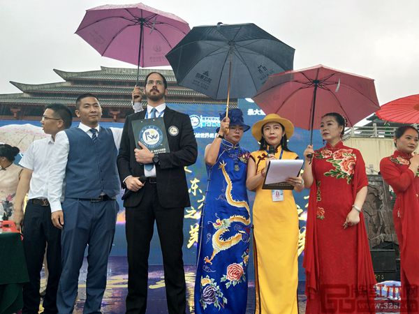 “2018挑戰(zhàn)世界紀錄萬人旗袍舞”吉尼斯世界紀錄審核現(xiàn)場 “2018挑戰(zhàn)世界紀錄萬人旗袍舞”吉尼斯世界紀錄審核現(xiàn)場