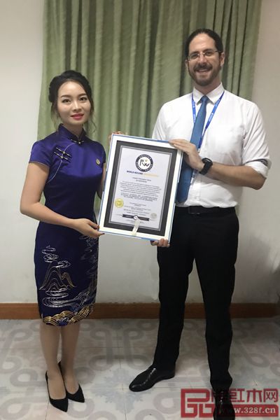 盧家藝林營銷總監(jiān)李小洪(左)與吉尼斯世界紀錄審核官Charles合影 盧家藝林營銷總監(jiān)李小洪(左)與吉尼斯世界紀錄審核官Charles合影