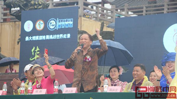 中國詩書畫家,中國少數(shù)民族文物保護協(xié)會副會長、民族書畫藝術研究工作委員會主席,中國民族書畫院院長胡立新現(xiàn)場講話 中國詩書畫家,中國少數(shù)民族文物保護協(xié)會副會長、民族書畫藝術研究工作委員會主席,中國民族書畫院院長胡立新現(xiàn)場講話