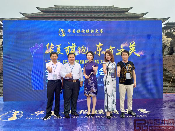 盧家藝林營銷總監(jiān)李小洪(中)與大賽組委會重要嘉賓合影 盧家藝林營銷總監(jiān)李小洪(中)與大賽組委會重要嘉賓合影