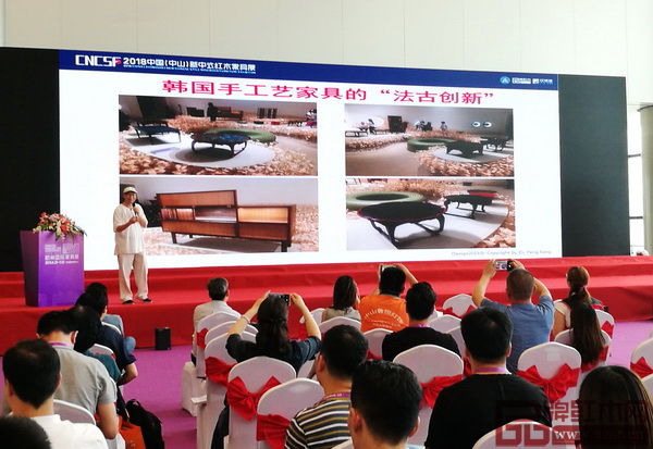 全聯(lián)藝術(shù)紅木家具專業(yè)委員會(huì)專家顧問、教育部教學(xué)改革示范專業(yè)“家具設(shè)計(jì)與制造”專業(yè)帶頭人彭亮帶來“從米蘭國際家具展看新中式家具設(shè)計(jì)趨勢(shì)”主題分享