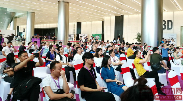 精彩分享吸引現(xiàn)場(chǎng)觀眾拍照記錄 精彩分享吸引現(xiàn)場(chǎng)觀眾拍照記錄