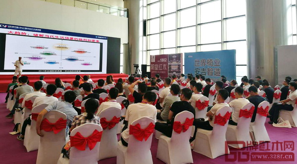 全聯(lián)藝術(shù)紅木家具專業(yè)委員會(huì)專家顧問、教育部教學(xué)改革示范專業(yè)“家具設(shè)計(jì)與制造”專業(yè)帶頭人彭亮帶來“從米蘭國際家具展看新中式家具設(shè)計(jì)趨勢(shì)”主題分享 全聯(lián)藝術(shù)紅木家具專業(yè)委員會(huì)專家顧問、教育部教學(xué)改革示范專業(yè)“家具設(shè)計(jì)與制造”專業(yè)帶頭人彭亮帶來“從米蘭國際家具展看新中式家具設(shè)計(jì)趨勢(shì)”主題分享