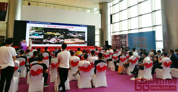 全聯(lián)藝術(shù)紅木家具專業(yè)委員會(huì)專家顧問、教育部教學(xué)改革示范專業(yè)“家具設(shè)計(jì)與制造”專業(yè)帶頭人彭亮帶來“從米蘭國際家具展看新中式家具設(shè)計(jì)趨勢(shì)”主題分享