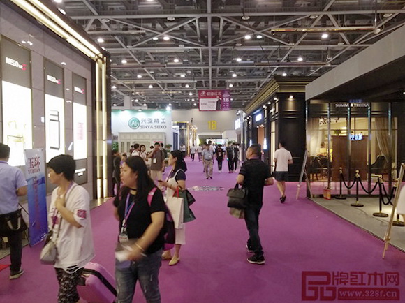 第一屆杭州國際家具展展館內(nèi)人潮涌動