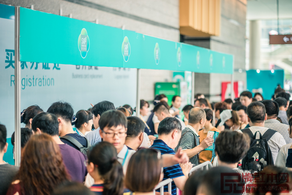第10屆蘇州家具展覽會(huì)現(xiàn)場(chǎng)人上人海,場(chǎng)面火爆 第10屆蘇州家具展覽會(huì)現(xiàn)場(chǎng)人上人海,場(chǎng)面火爆