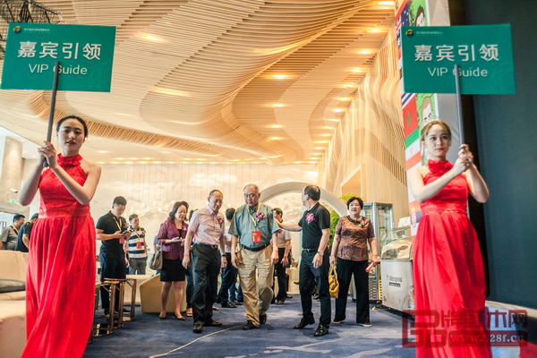 一眾領(lǐng)導(dǎo)參觀展館 一眾領(lǐng)導(dǎo)參觀展館