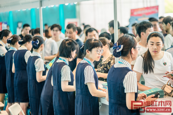 第10屆蘇州家具展覽會(huì)一站式服務(wù)中心為客商耐心服務(wù),解答疑慮 第10屆蘇州家具展覽會(huì)一站式服務(wù)中心為客商耐心服務(wù),解答疑慮