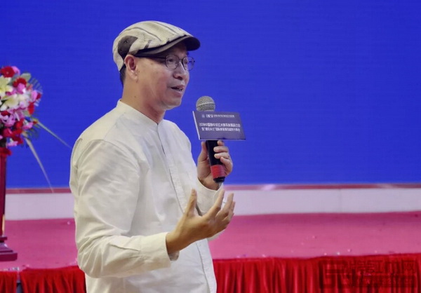 教育部教學(xué)改革示范專業(yè)“家具設(shè)計與制造”專業(yè)帶頭人彭亮