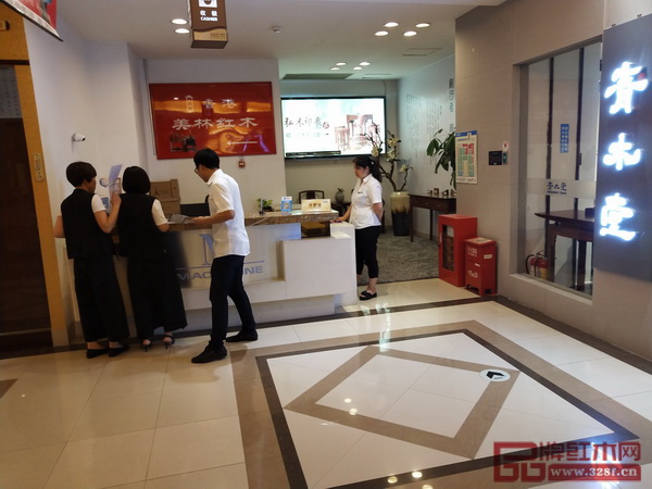 2018新中式紅木家具展組委會干事到美林紅木進行宣傳工作 2018新中式紅木家具展組委會干事到美林紅木進行宣傳工作